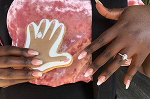 The Sweetest Ring – You Can Now Get a Cookie of Your Engagement Ring Hand