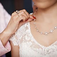 wearing old jewellery is a way to honour your mum at your wedding